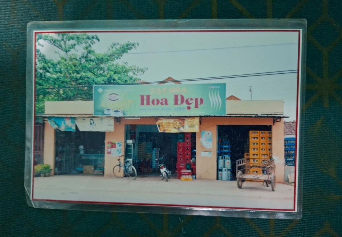 Ảnh chụp cửa hàng tên mẹ tôi với vài bình gas lúc ban đầu (năm 2004)