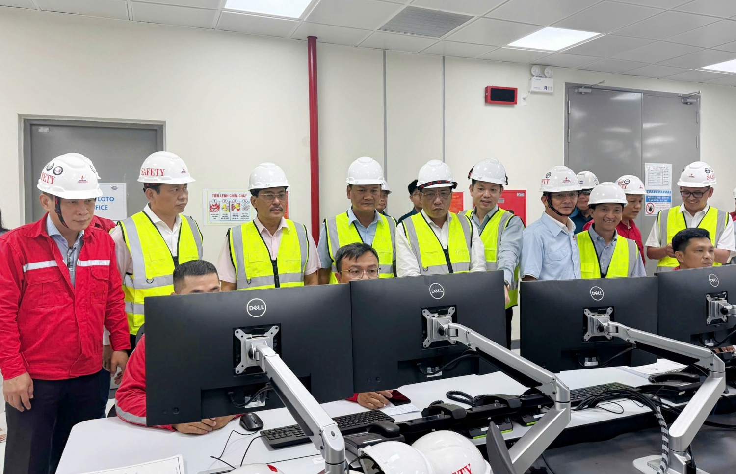 Tham dự và chứng kiến sự kiện hòa lưới có ông Lê Như Linh – Tổng Giám đốc PV Power, AHLĐ, TS. Nguyễn Hùng Dũng, Phó Chủ tịch Hội Dầu khí Việt Nam; cùng các đại biểu chứng kiến thời điểm Nhà máy điện Nhơn Trạch 4 lần đầu hòa lưới điện quốc gia