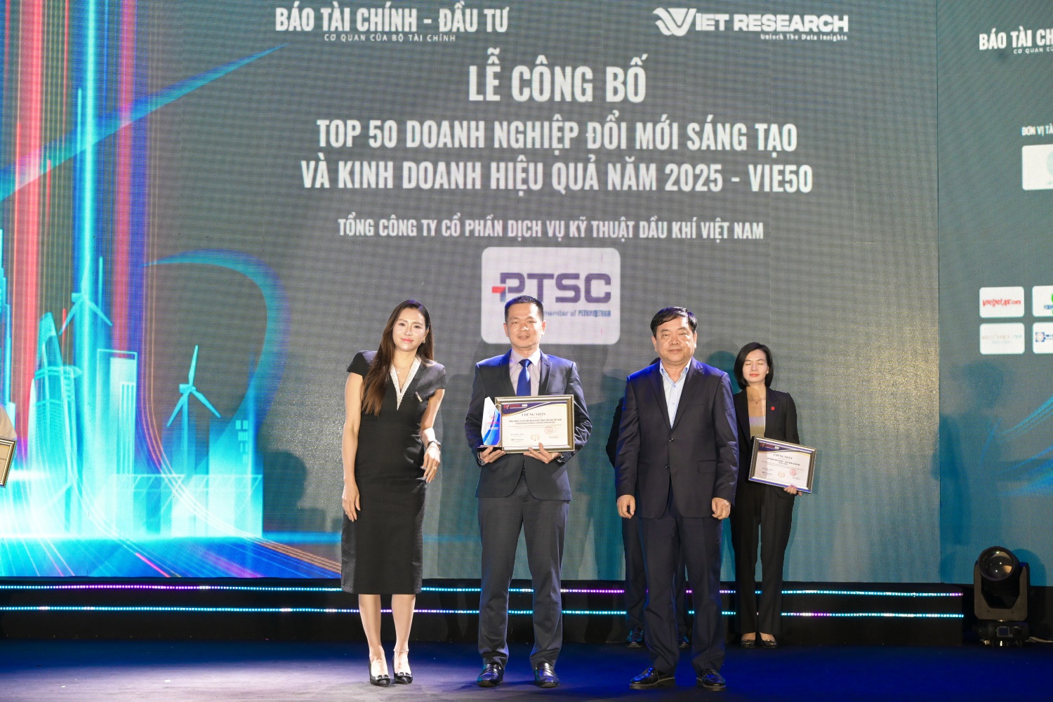 Ông Nguyễn Xuân Ngọc - Thành viên HĐQT PTSC đại diện doanh nghiệp nhận vinh danh.
