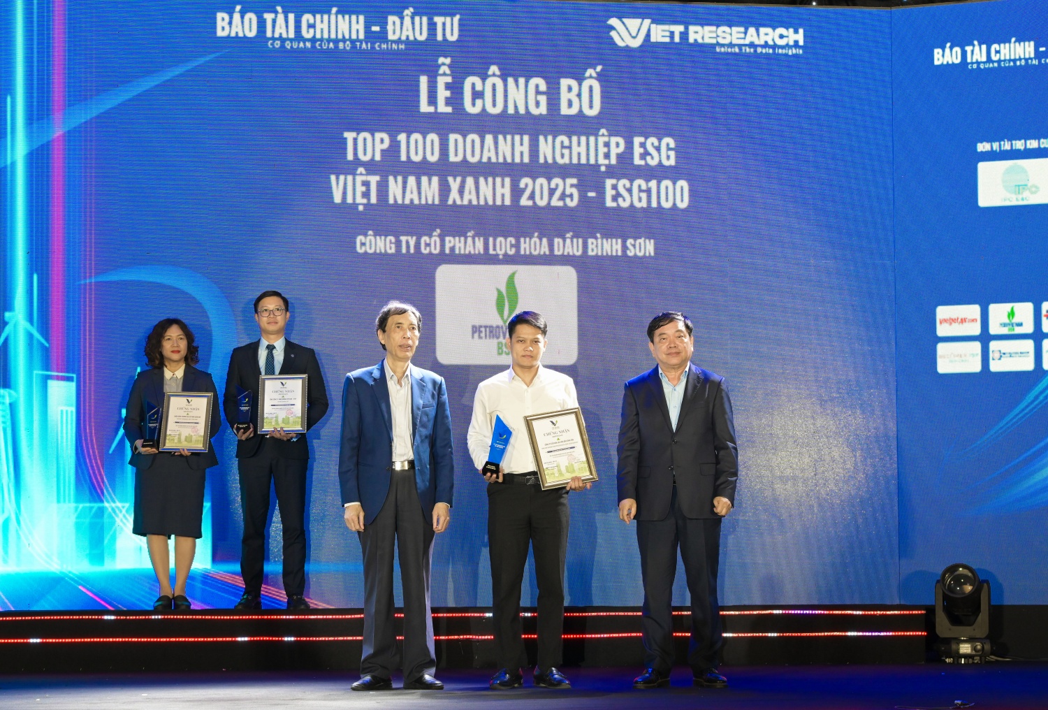 Đại diện BSR nhận vinh danh