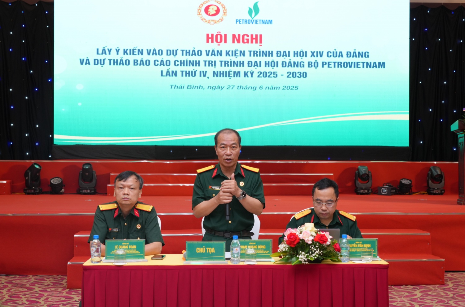 Đồng chí Phạm Quang Dũng, Ủy viên BTV Trung ương Hội CCB Việt Nam, Ủy viên BTV Đảng uỷ, Chủ tịch Hội CCB Tập đoàn; đồng chí Lê Quang Toán, Phó Chủ tịch Thường trực Hội CCB Tập đoàn và đồng chí Nguyễn Văn Định, Phó Chủ tịch Hội CCB Tập đoàn chủ trì Hội nghị.