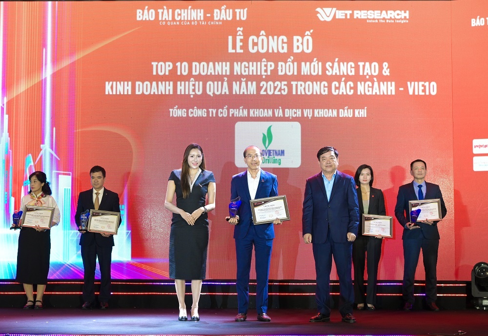 Ông Đỗ Danh Rạng - Phó Tổng giám đốc Tổng công ty đại diện PV Drilling nhận vinh danh Top 10 Doanh nghiệp Đổi mới sáng tạo và Kinh doanh hiệu quả 2025 (VIE10) nhóm ngành Năng lượng - Dầu khí