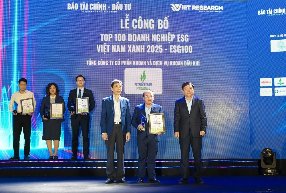 Ông Nguyễn Ngọc Trường, Trưởng Ban Tài chính - Kế toán Tổng công ty đại diện PV Drilling nhận Top 100 Doanh nghiệp ESG Việt Nam Xanh 2025 (ESG100)