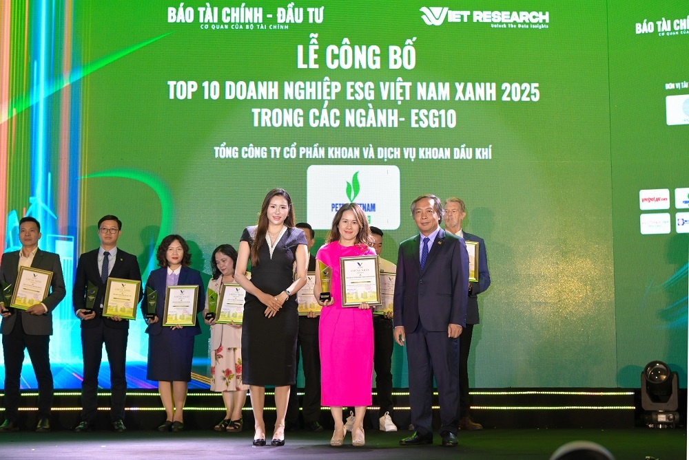 Đại diện PV Drilling nhận Top 10 Doanh nghiệp ESG Việt Nam xanh 2025 (ESG10) nhóm ngành Năng lượng - Dầu khí