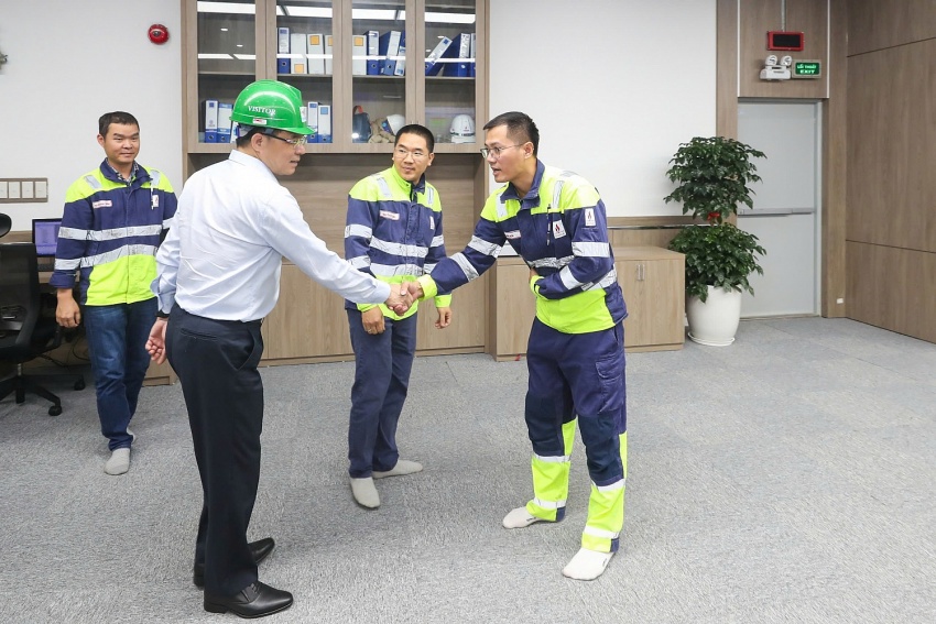 Đồng chí Lê Mạnh Hùng gặp gỡ, thăm hỏi, động viên các cán bộ, kỹ sư tại Nhà máy
