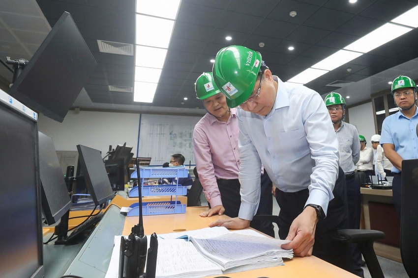 Chủ tịch HĐTV Petrovietnam Lê Mạnh Hùng kiểm tra các công tác của Nhà máy