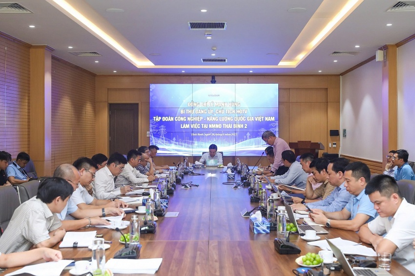 Chủ tịch HĐTV Petrovietnam Lê Mạnh Hùng đã có buổi làm việc, nghe báo cáo về tình hình sản xuất 6 tháng đầu năm và kế hoạch sản xuất kinh doanh 6 tháng cuối năm 2025 của NMNĐ Thái Bình 2.