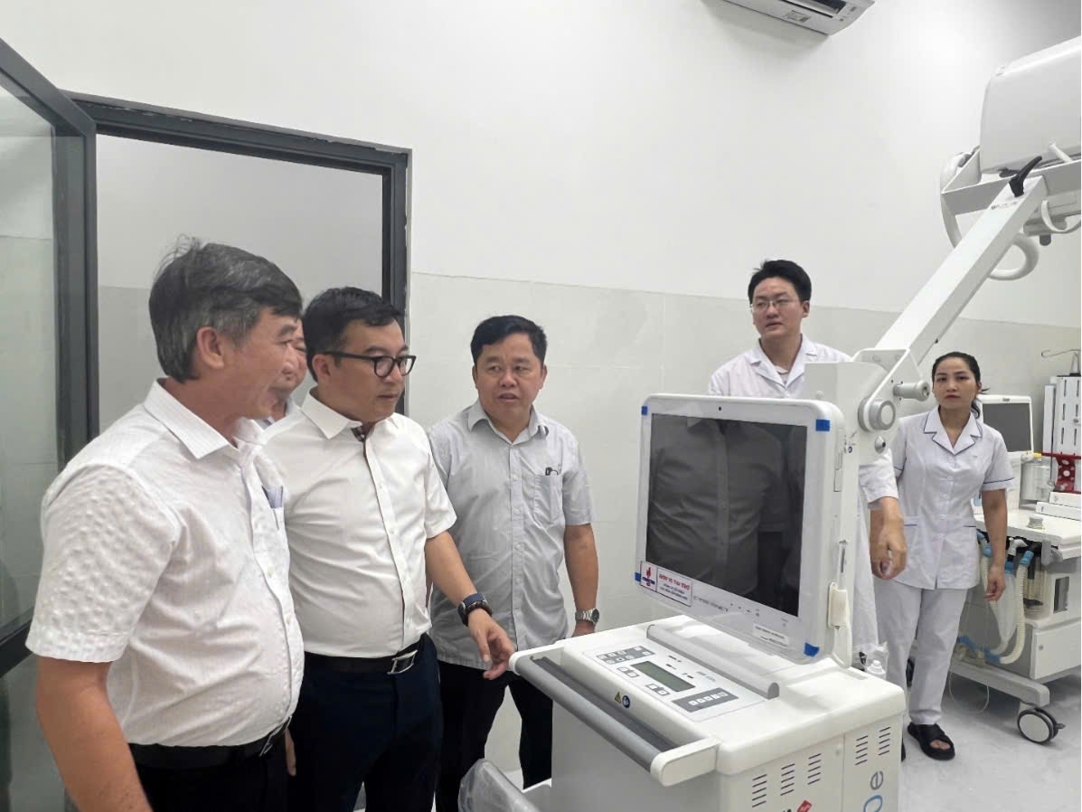 Ông Nguyễn Việt Thắng - Tổng Giám đốc BSR (thứ 2 từ trái qua) kiểm tra trang thiết bị y tế do BSR tài trợ cho Trung tâm Y tế Quân dân y huyện Côn Đảo.