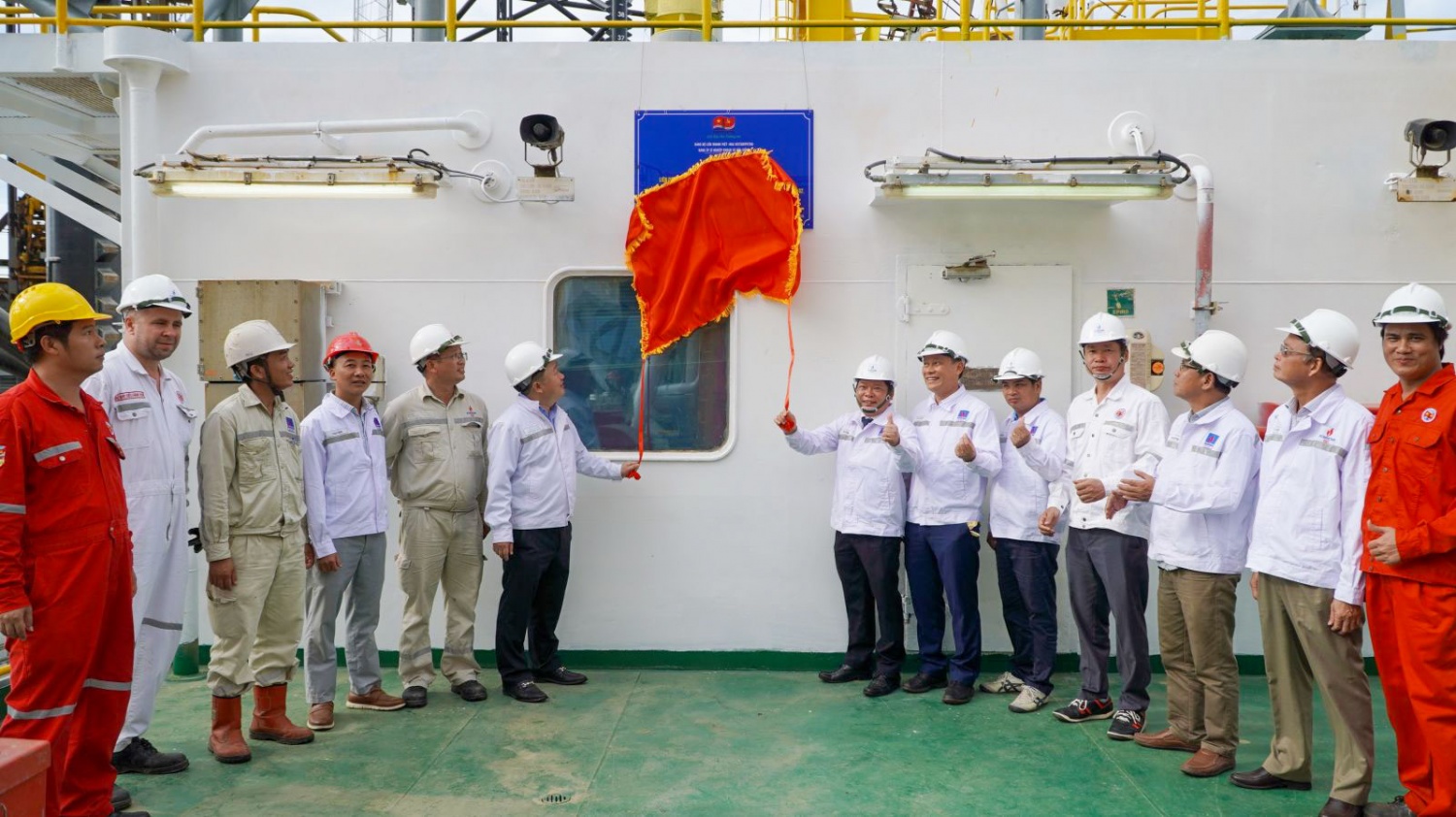 Đại diện PVSM và VSP thực hiện nghi thức gắn biển công trình Chào mừng Đại hội Đảng 2 đơn vị trên Giàn khoan Tam Đảo 02