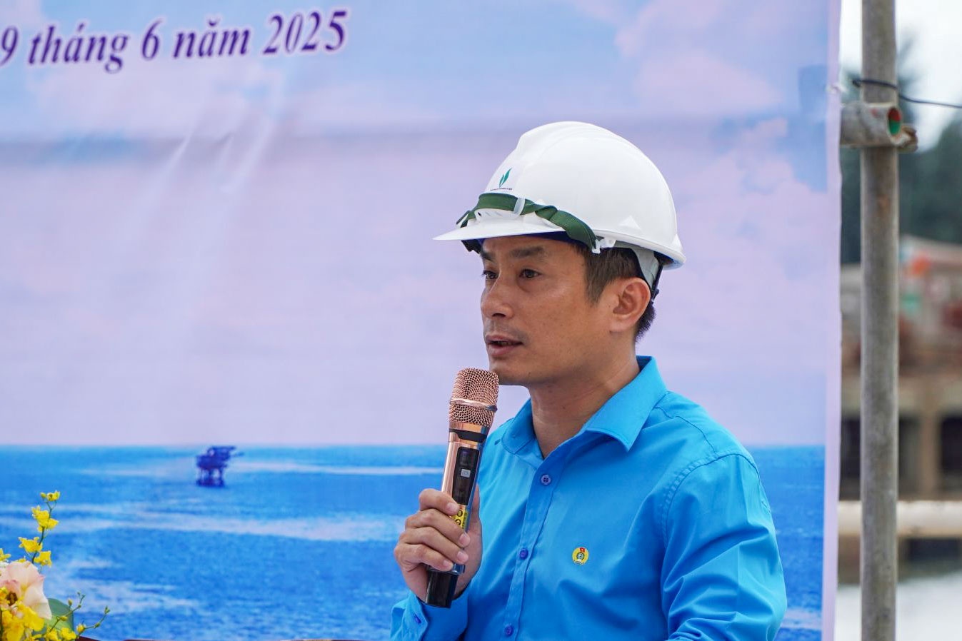 Ông Huỳnh Tấn Bình - Chủ tịch Công đoàn PVSM báo cáo tổng kết chương trình thi đua “60 ngày đêm hoàn thành và bàn giao Giàn khoan Tam Đảo 02 đảm bảo an toàn, tiến độ và chất lượng”.