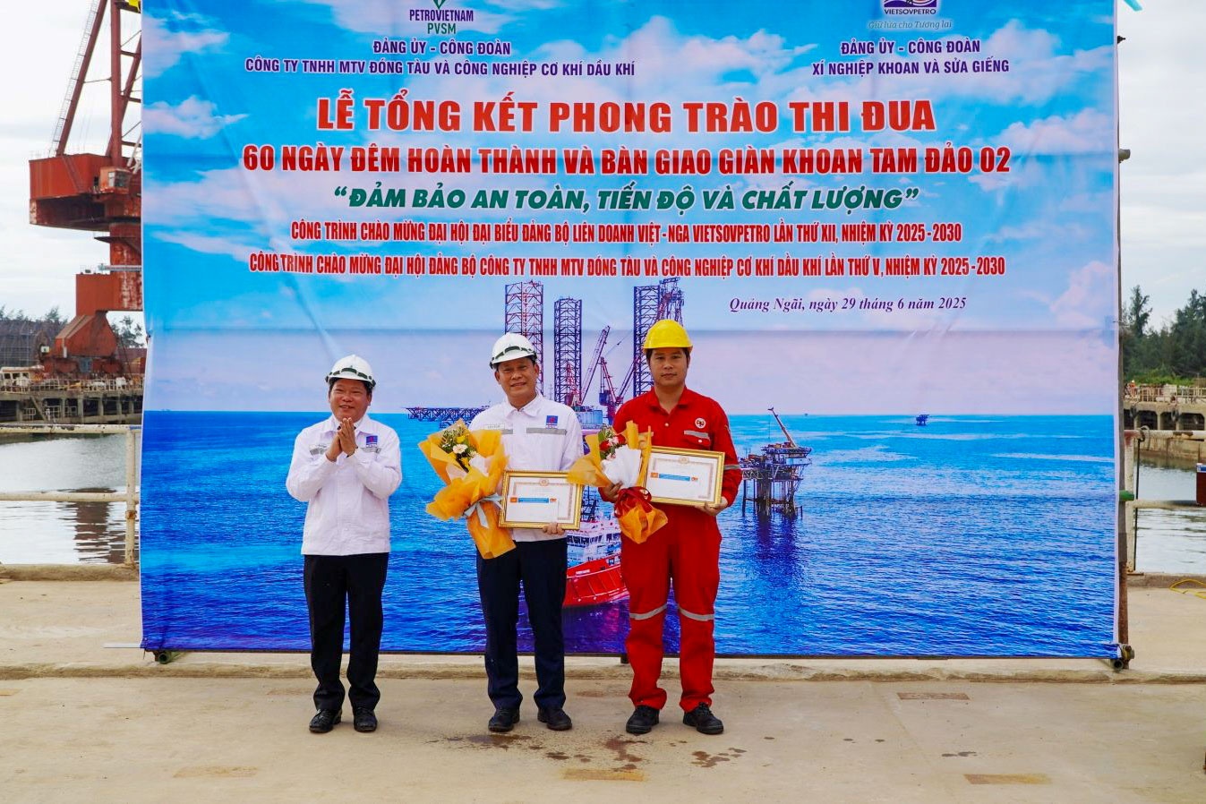 Đại diện VSP trao tặng giấy khen cho các tập thể đã có nhiều thành tích, đóng góp trong dự án.