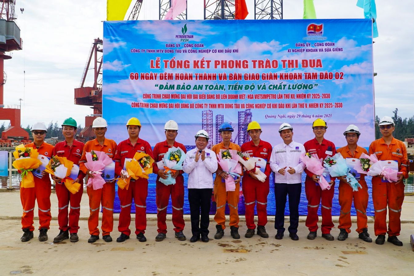 Đại diện PVSM trao giấy khen cho các cá nhân đã có thành tích xuất sắc trong phong trào thi đua hoàn thành bảo dưỡng, sửa chữa giàn khoan Tam Đảo 02.