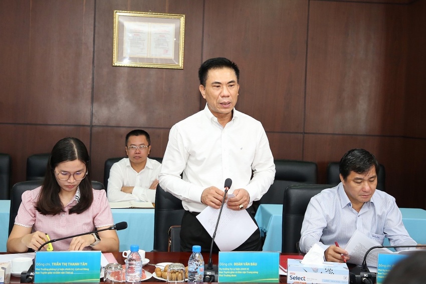 Đồng chí Đoàn Văn Báu - Vụ trưởng Vụ Lý luận chính trị, Ban Tuyên giáo và Dân vận Trung ương chủ trì hội nghị.