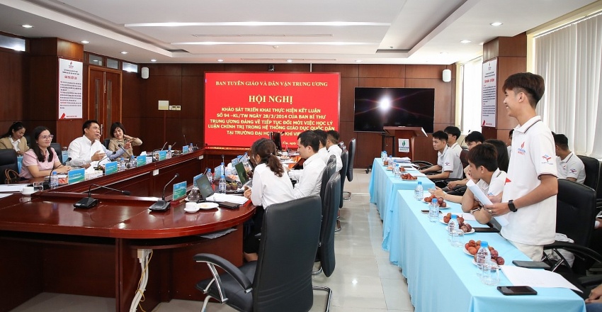 Sinh viên PVU trao đổi sôi nổi tại hội nghị.
