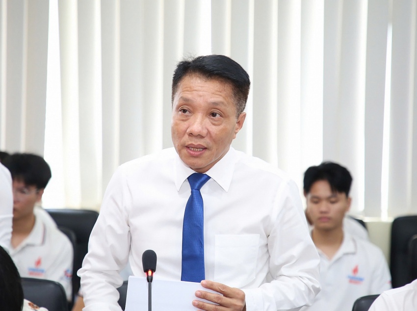 TS. Lê Quốc Phong - Phó Hiệu trưởng PVU trình bày Báo cáo kết quả thực hiện Kết luận số 94-KL/TW.