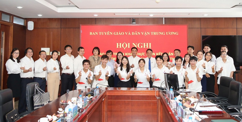 Đại biểu tham dự hội nghị và sinh viên PVU chụp ảnh lưu niệm.