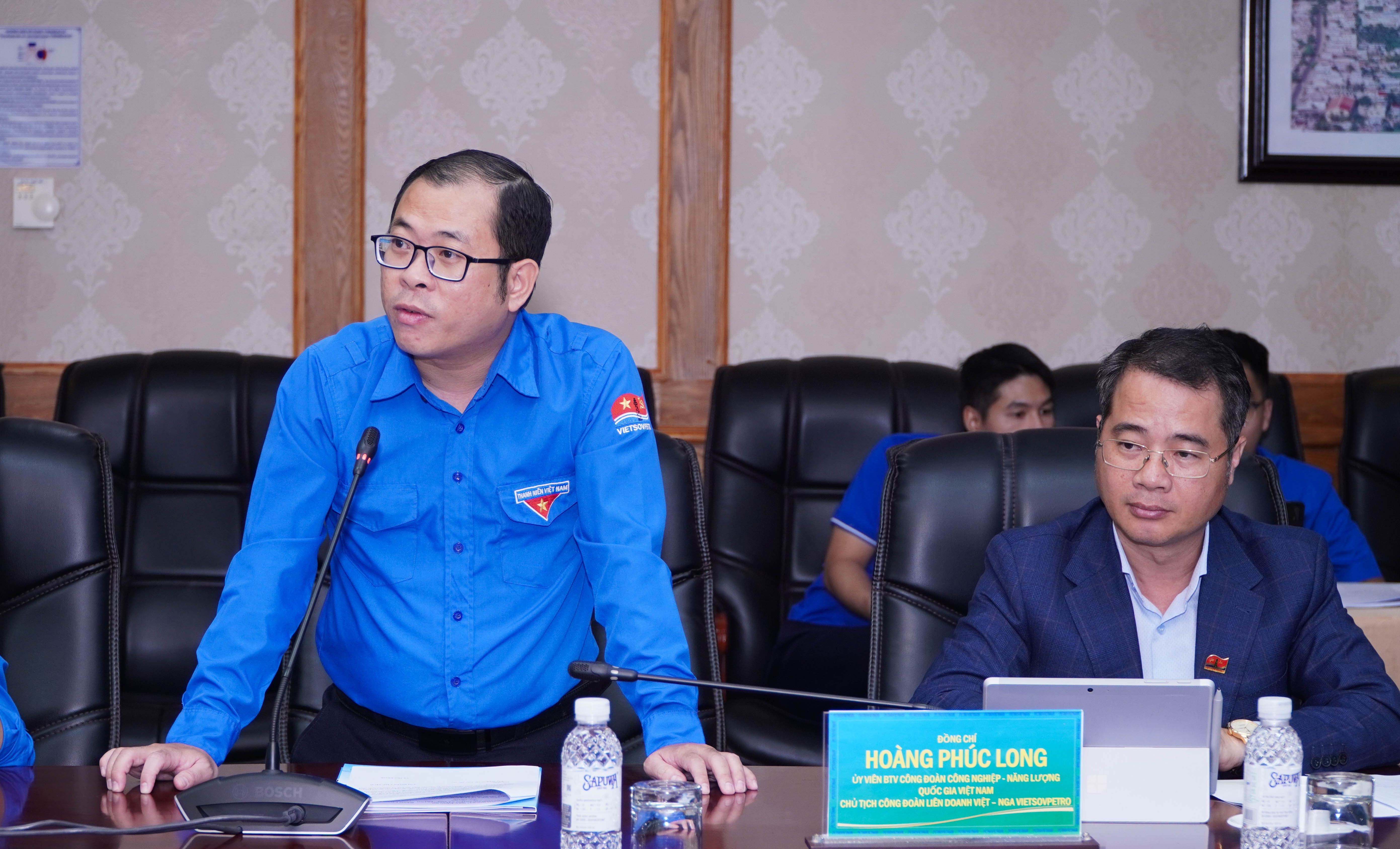 Đại diện Đoàn Thanh niên các đơn vị trực thuộc phát biểu góp ý các văn kiện Đại hội Đảng.