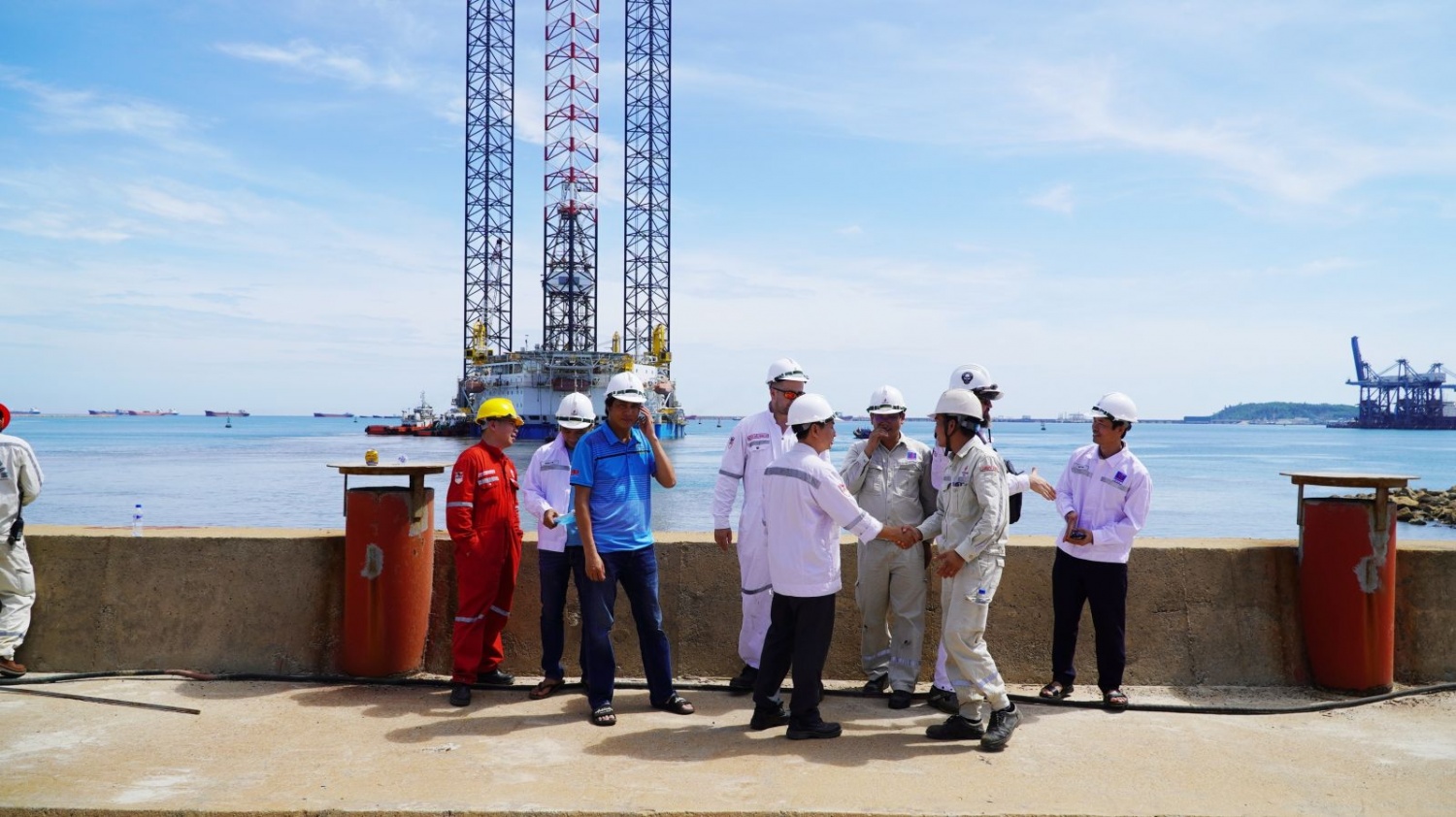 Các kỹ sư của PVSM và Vietsovpetro bàn luận, trao đổi các công việc cuối cùng.