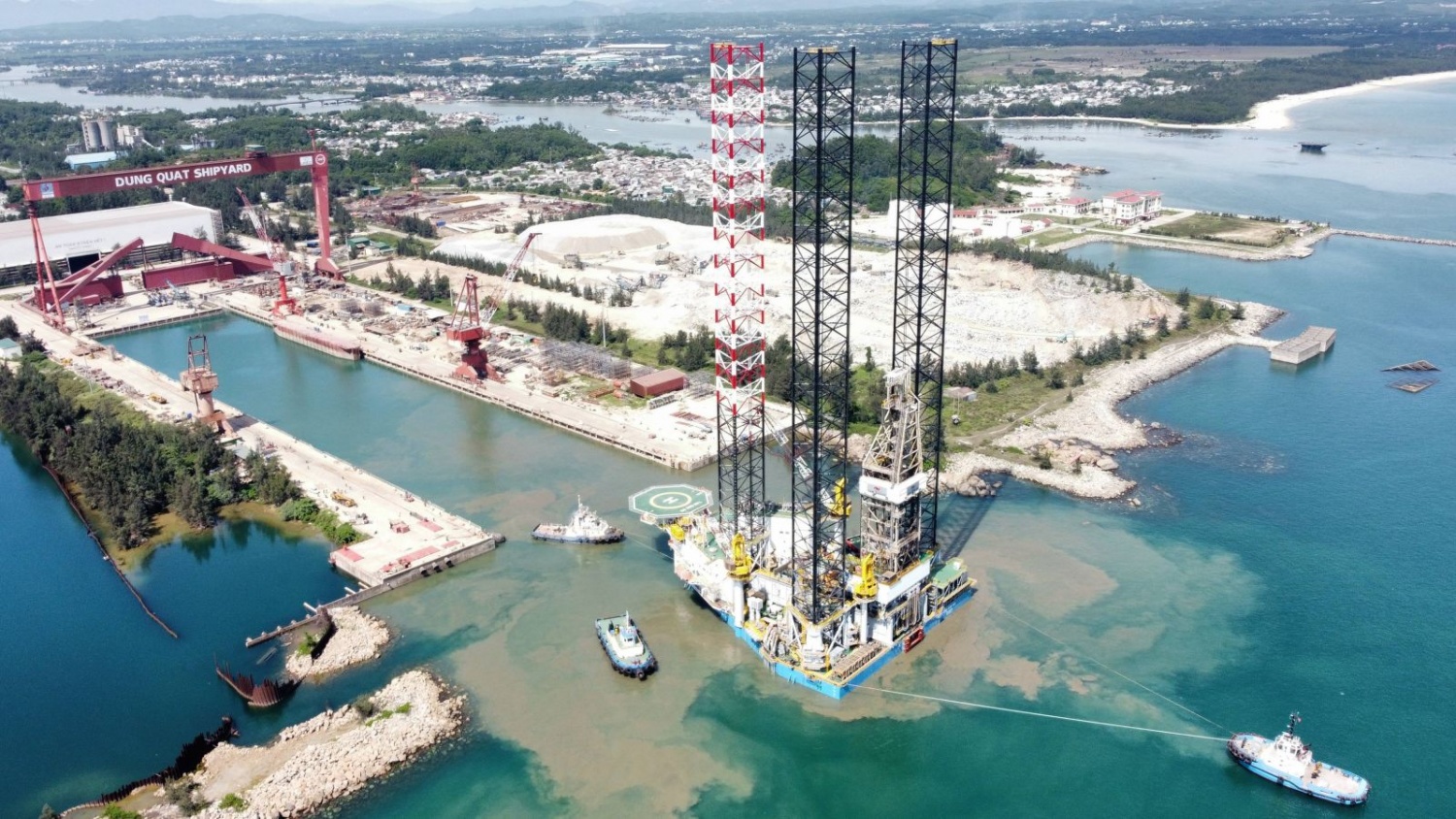 Tàu chức năng lai dắt giàn khoan rời dock sửa chữa.