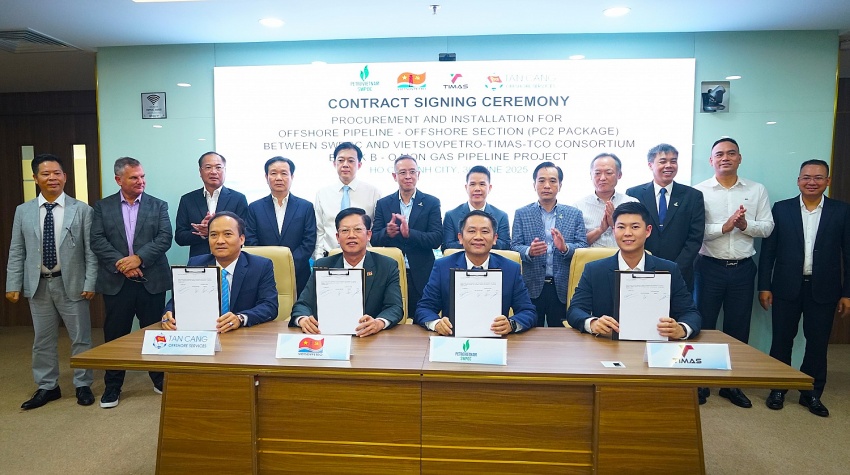 Ông Trần Thanh Hải – đại diện SWPOC, ông Mai Đăng Tuấn – đại diện Vietsovpetro, ông Lê Đăng Phúc – đại diện Tân Cảng Offshore Services, và ông Hugo Tangara – đại diện PT. TIMAS SUPLINDO ký kết Hợp đồng gói thầu PC2.