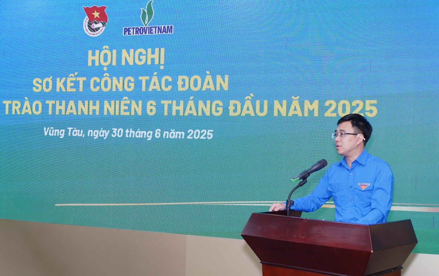 Bí thư Đoàn Thanh niên Chính phủ Bùi Hoàng Tùng đánh giá các hoạt động của Đoàn Thanh niên Tập đoàn được triển khai bài bản, có chiều sâu, thể hiện rõ tinh thần trách nhiệm và sáng tạo của tuổi trẻ Petrovietnam.