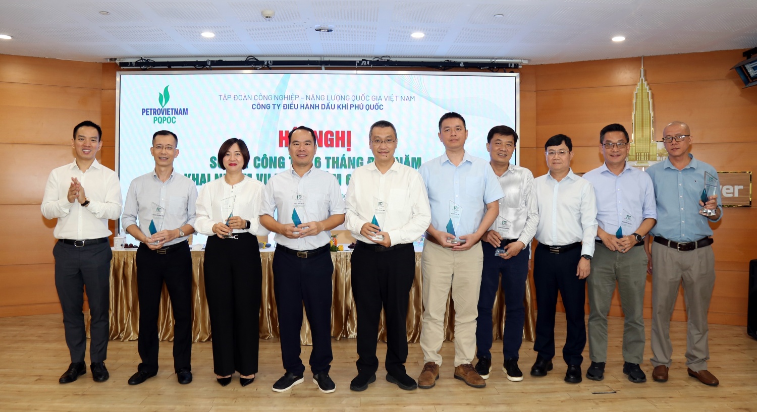 Lãnh đạo PQPOC tri ân CBCNV gắn bó và có nhiều đóng góp với Công ty