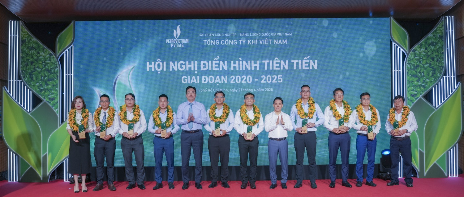 Trần Quang Vũ (thứ 7 từ trái sang) được tuyên dương Điển hình tiên tiến của PV GAS giai đoạn 2020 - 2025