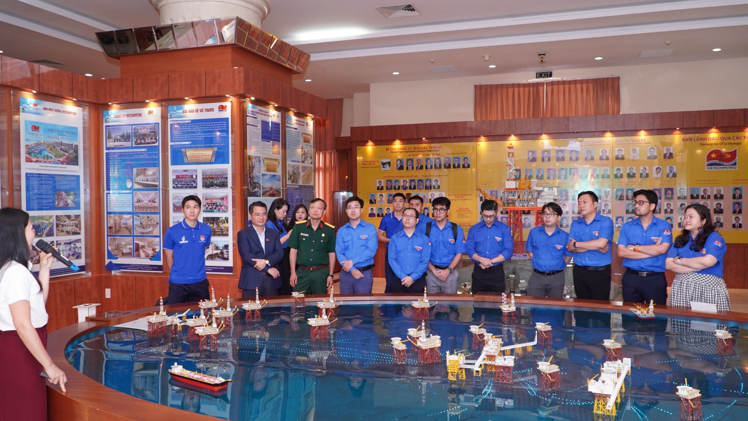 Đoàn Thanh niên Chính phủ và Đoàn Thanh niên Petrovietnam nghe giới thiệu về quá trình hình thành và phát triển của Liên doanh Vietsovpetro.