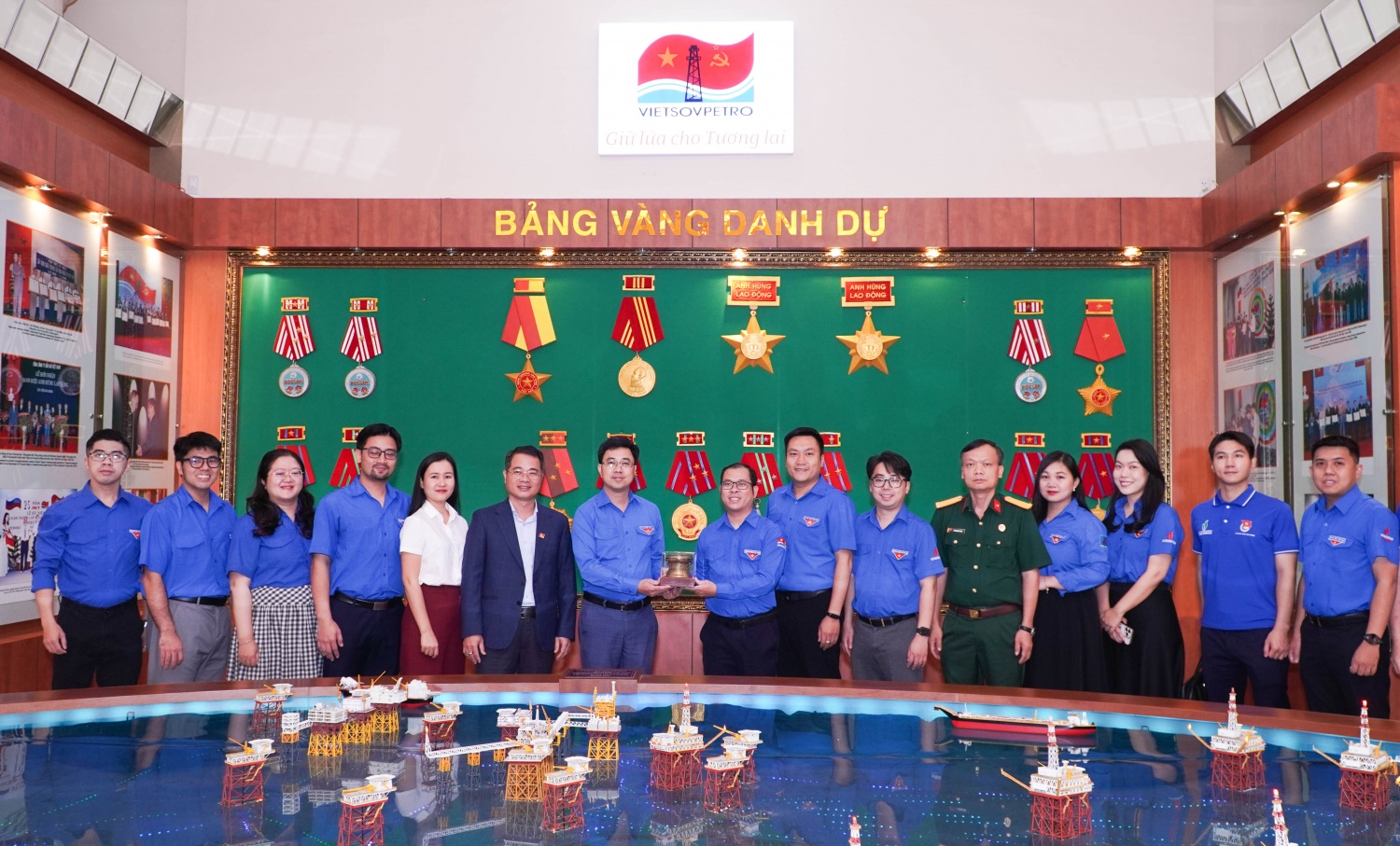 Đoàn Thanh niên Vietsovpetro tặng quà lưu niệm cho Đoàn Thanh niên Chính phủ