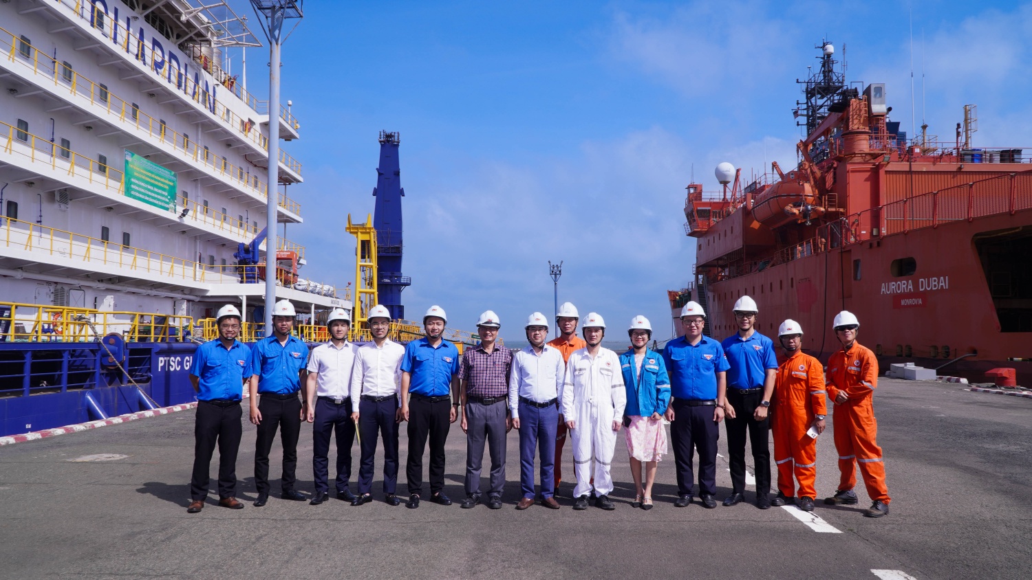 Đoàn công tác tham quan thực tế tại Cảng Vietsovpetro.