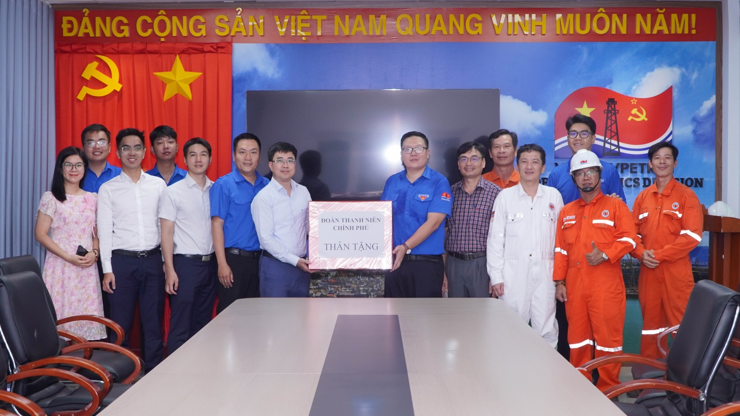 Đoàn Thanh niên Chính phủ tặng quà cho thanh niên công nhân, kỹ sư tại Cảng Vietsovpetro.