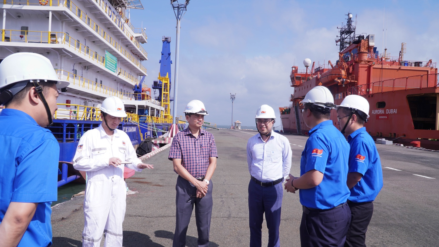 Các đại biểu tìm hiểu về hoạt động tại Cảng Vietsovpetro cũng như hoạt động đoàn tại đơn vị.