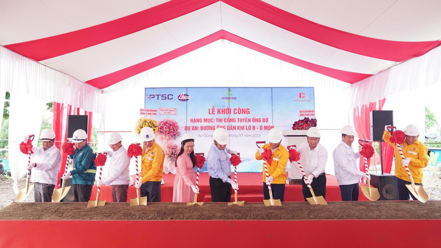 Các đại biểu thực hiện nghi thức khởi công.