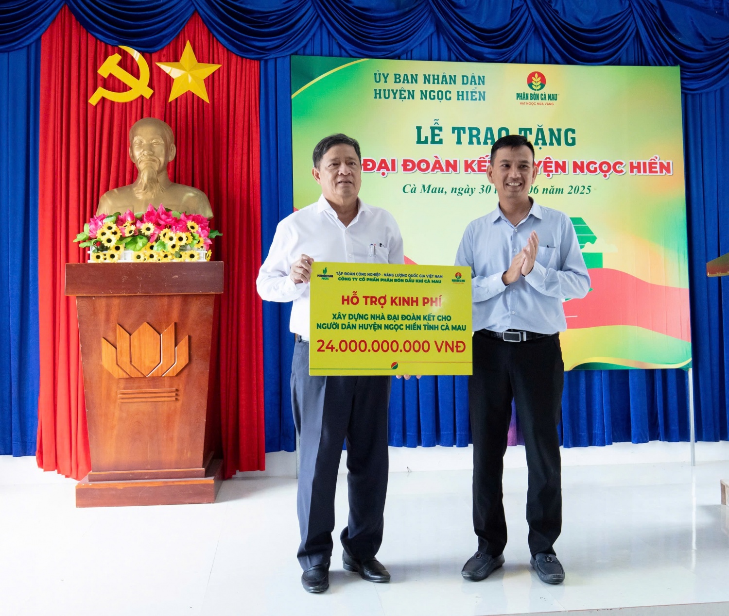 Ông Nguyễn Anh Trực - Phó Chủ tịch Công đoàn PVCFC trao bảng tượng trưng hỗ trợ xây dựng 300 căn nhà trị giá 24 tỷ đồng cho lãnh đạo địa phương.