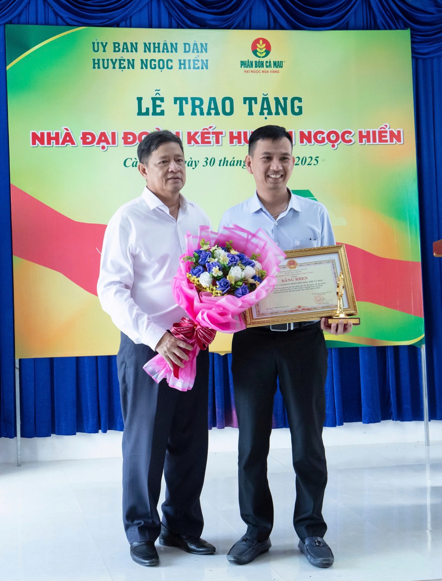 Đại diện PVCFC nhận bằng khen của Chủ tịch UBND tỉnh Cà Mau về thành tích đóng góp cho sự phát triển kinh tế - xã hội của địa phương.