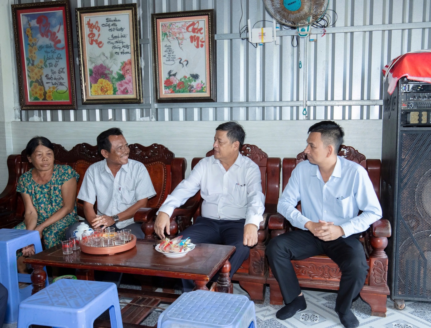 Đại diện PVCFC đến thăm các hộ gia đình khó khăn được hỗ trợ nhà ở.