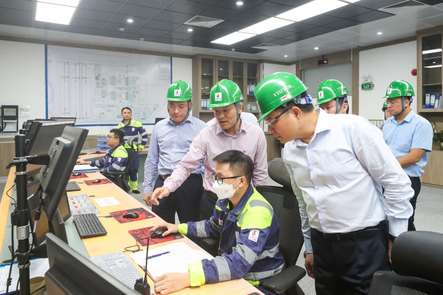 Chủ tịch HĐTV Petrovietnam Lê Mạnh Hùng nghe báo cáo tình hình hoạt động sản xuất trong chuyến thăm, làm việc tại Nhà máy Nhiệt điện Thái Bình 2 ngày 28/6/2025
