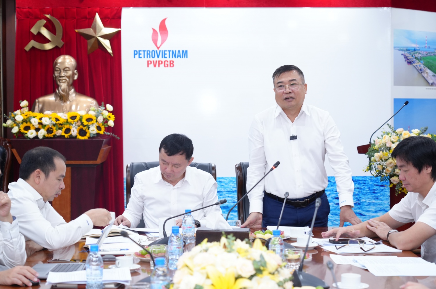 Đồng chí Nguyễn Huy Vượng, Phó Giám đốc Chi nhánh, Chủ tịch Công đoàn phát biểu tại Hội nghị