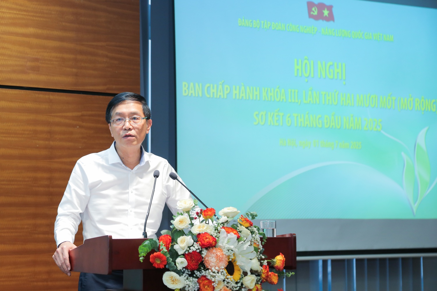Đồng chí Trần Quang Dũng, Phó Bí thư thường trực Đảng ủy Tập đoàn báo cáo về công tác tổ chức Đại hội cơ sở nhiệm kỳ 2025-2030