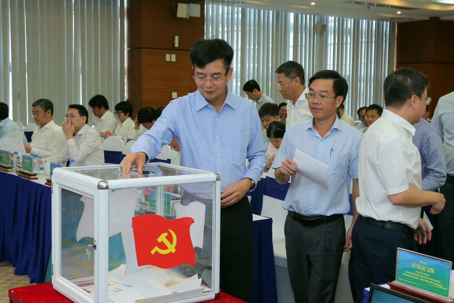Các đại biểu bỏ phiếu giới thiệu nhân sự trình Đại hội Đại biểu Đảng bộ Tập đoàn lần thứ IV nhiệm kỳ 2025-2030
