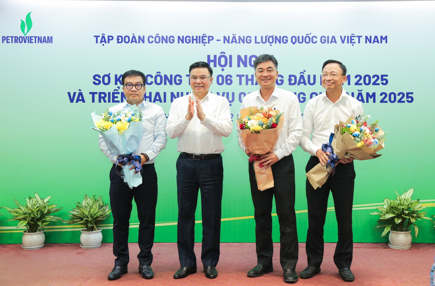 Đồng chí Lê Mạnh Hùng, Bí thư Đảng ủy, Chủ tịch HĐTV Petrovietnam chúc mừng các đơn vị hoàn thành toàn diện kế hoạch quản trị 6 tháng đầu năm về sản lượng sản xuất và các chỉ tiêu tài chính