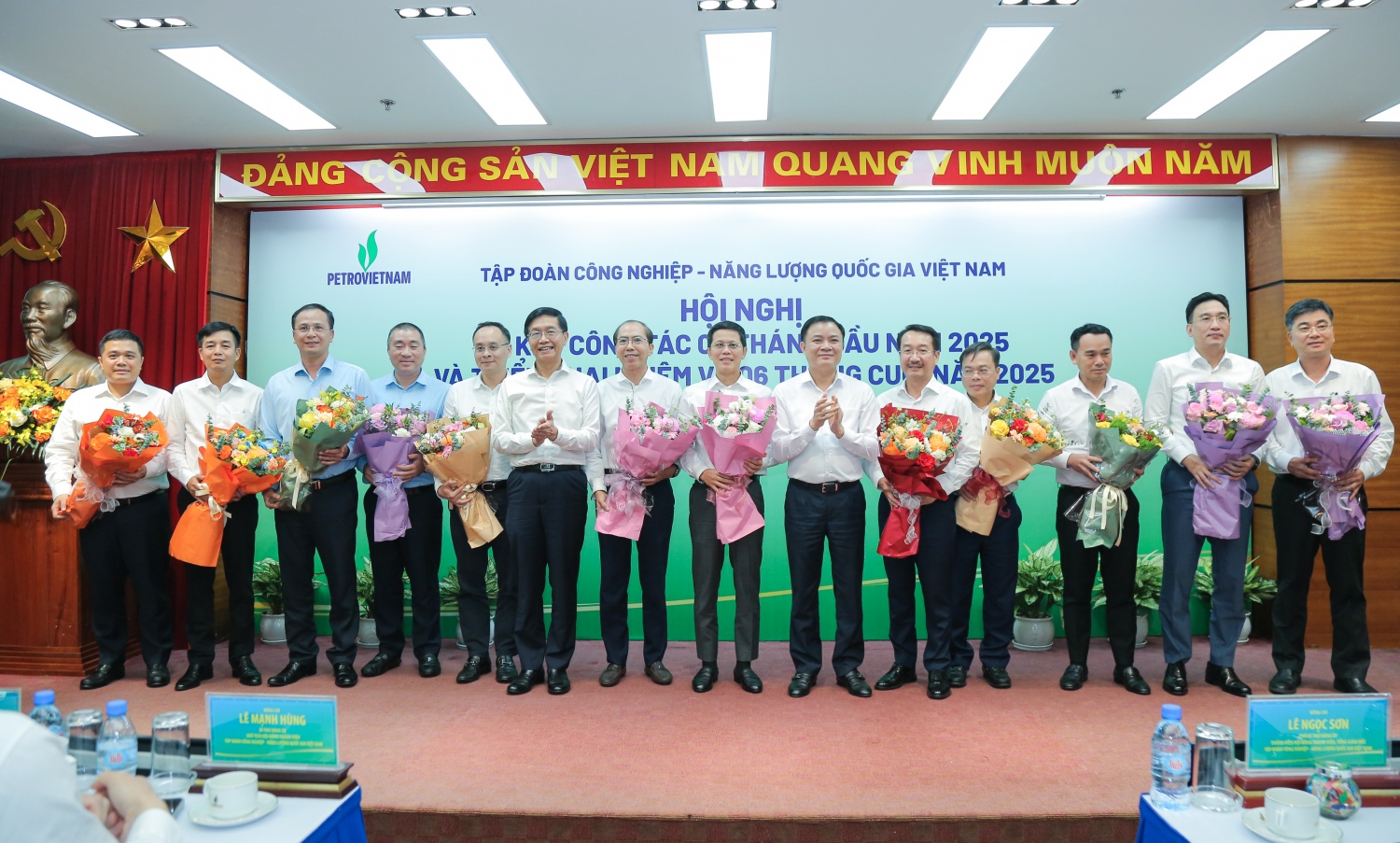 Đồng chí Lê Ngọc Sơn, Tổng Giám đốc Tập đoàn và đồng chí Trần Quang Dũng, Phó Bí thư thường trực Đảng ủy Tập đoàn chúc mừng các đơn vị hoàn thành kế hoạch quản trị 6 tháng đầu năm về sản lượng sản xuất và các chỉ tiêu tài chính hợp nhất, doanh thu hợp nhất, đầu tư
