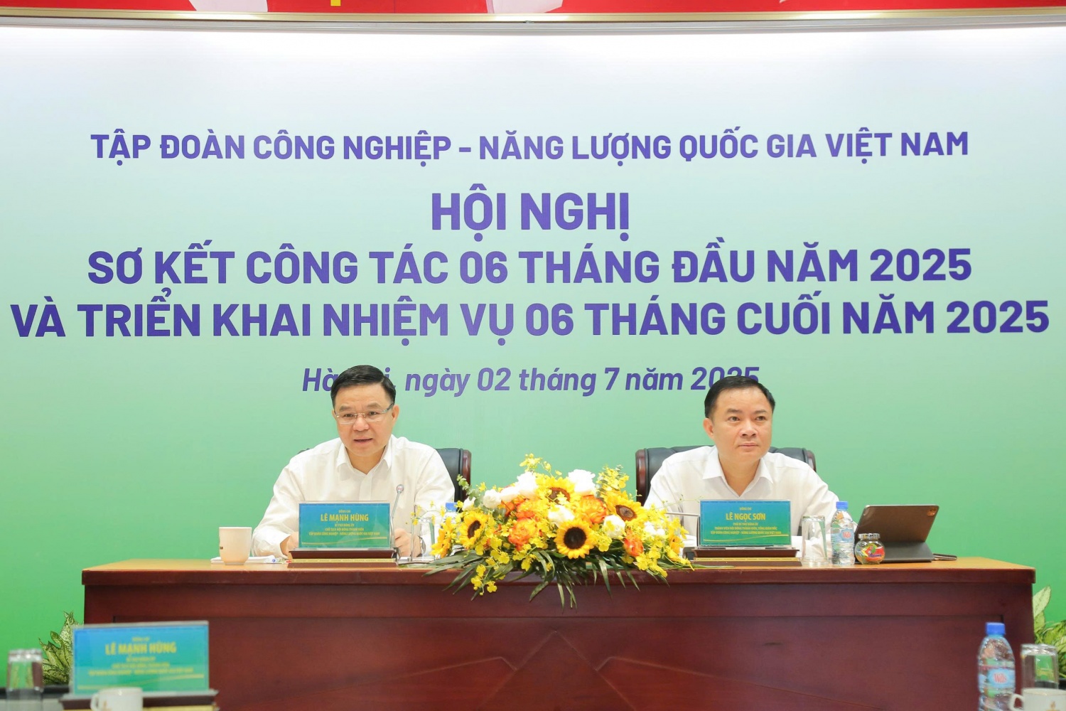 Chủ tịch HĐTV Petrovietnam Lê Mạnh Hùng và Tổng Giám đốc Petrovietnam Lê Ngọc Sơn đồng chủ trì Hội nghị Sơ kết công tác 6 tháng đầu năm 2025 và triển khai nhiệm vụ 6 tháng cuối năm