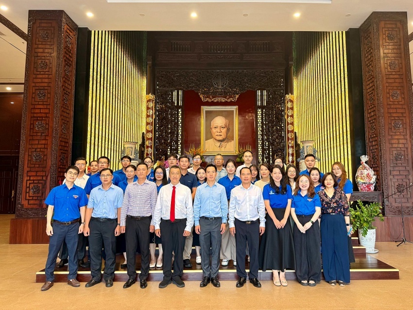 Lãnh đạo và đoàn viên thanh niên PQPOC tổ chức dâng hương, dâng hoa tại Khu tưởng niệm Chủ tịch Tôn Đức Thắng