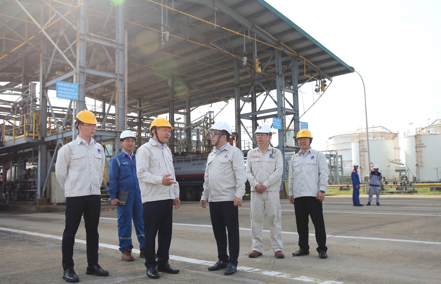 Ban lãnh đạo BSR kiểm tra công tác xuất bán sản phẩm mới tại Trạm xuất xe bồn NMLD Dung Quất.