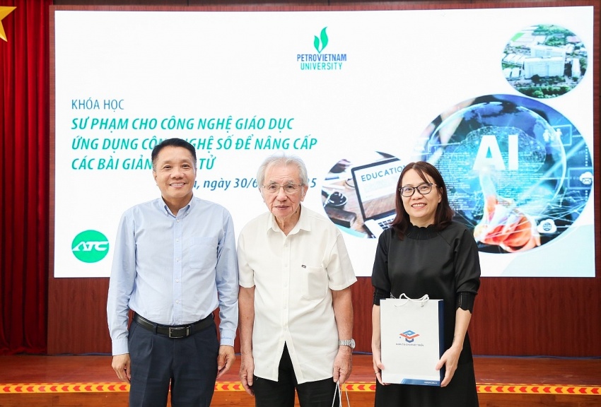 TS. Lê Quốc Phong - Phó Hiệu trưởng PVU tặng quà tri ân GS.TS. Phạm Huy Dũng.