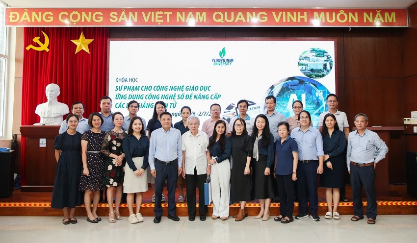Cán bộ, giảng viên PVU chụp ảnh lưu niệm cùng GS.TS. Phạm Huy Dũng sau khóa học
