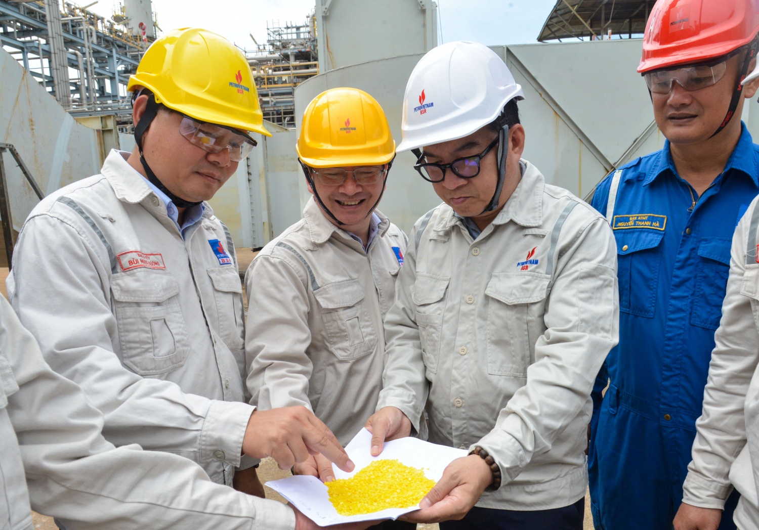 Ban lãnh đạo BSR kiểm tra sản phẩm lưu huỳnh dạng hạt vừa sản xuất tại Phân xưởng thu hồi lưu huỳnh thuộc NMLD Dung Quất.