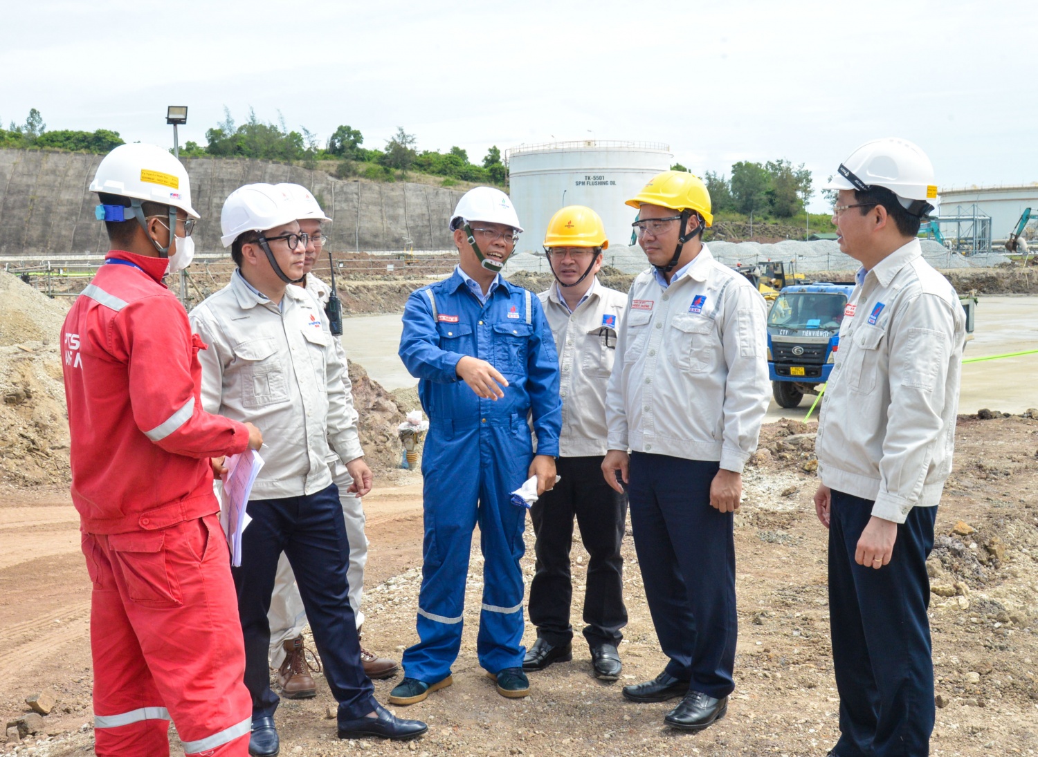 Ban lãnh đạo BSR kiểm tra tiến độ thi công dự án xây dựng bể chứa dầu thô tại NMLD Dung Quất.