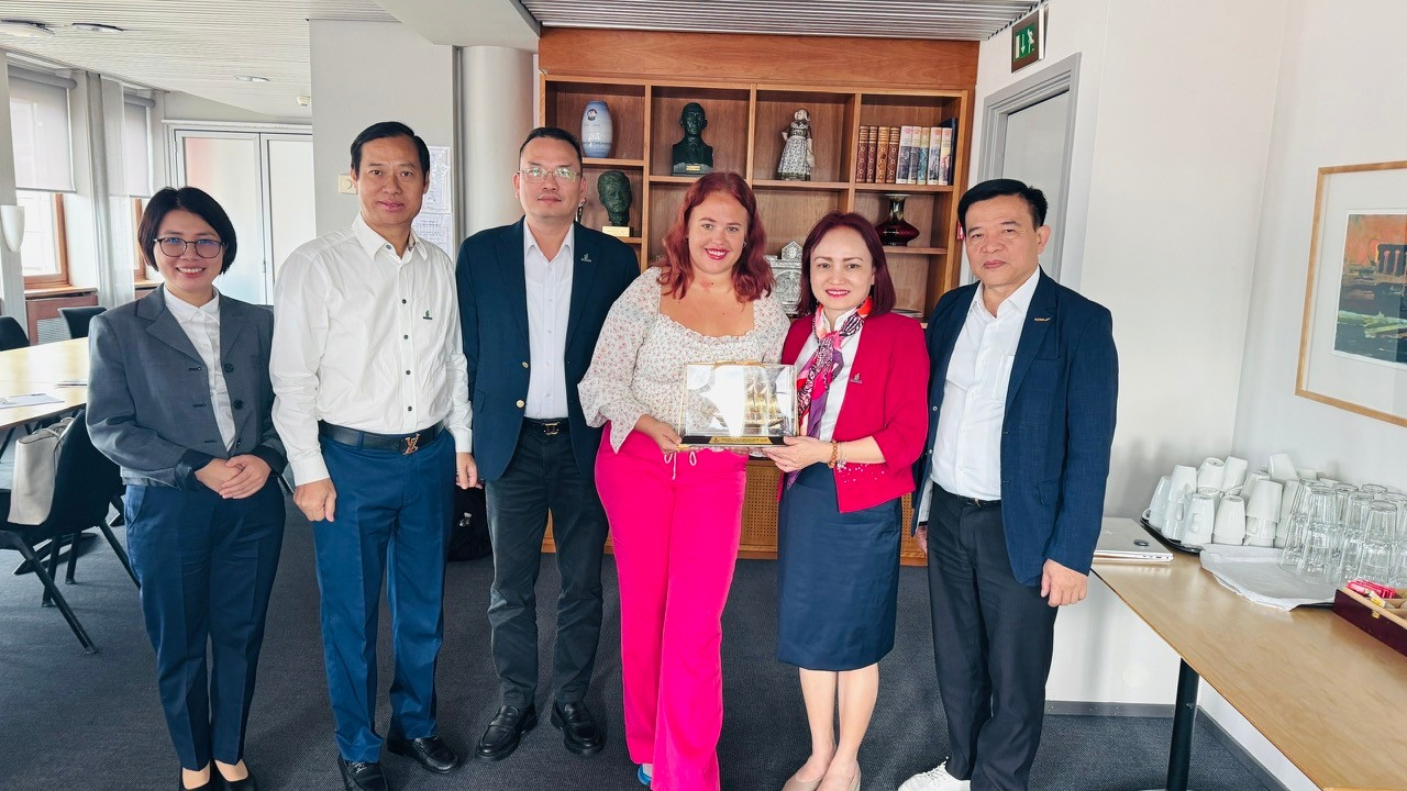 Chủ tịch Công đoàn Petrovietnam Nghiêm Thùy Lan cùng đoàn công tác tặng quà lưu niệm cho bà Nina Mjøberg - Cố vấn cao cấp Ban Đối ngoại LO Na Uy
